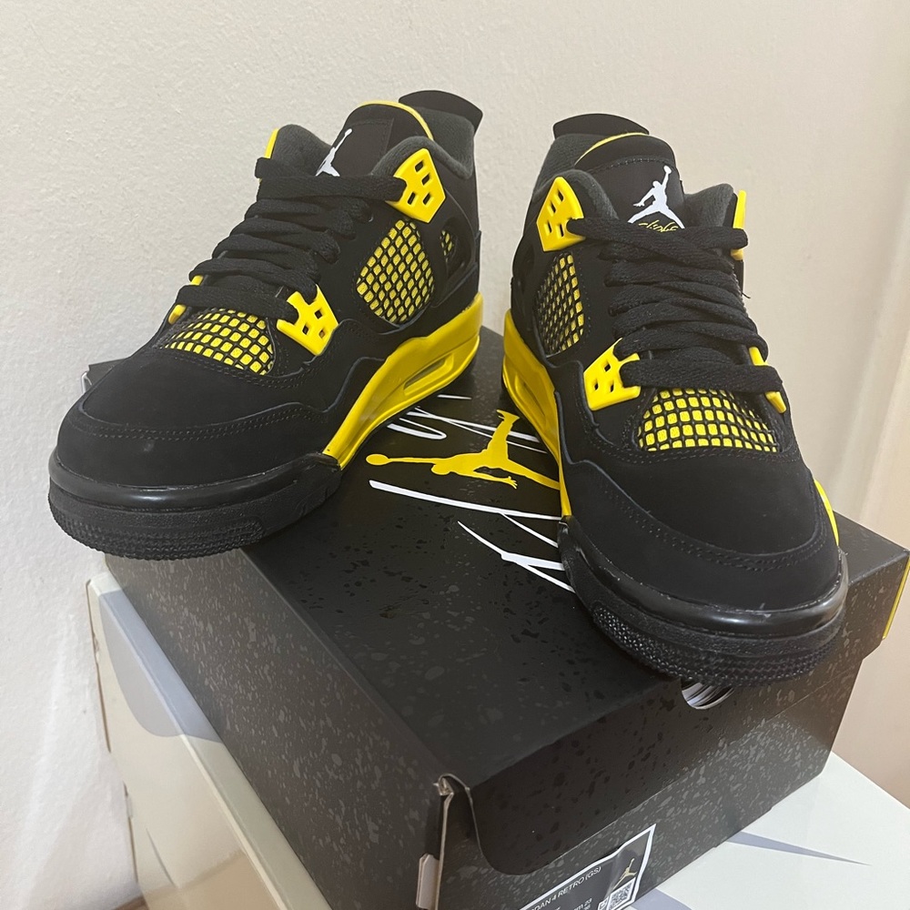Jordan 4 Thunder - Picture 3 of 8